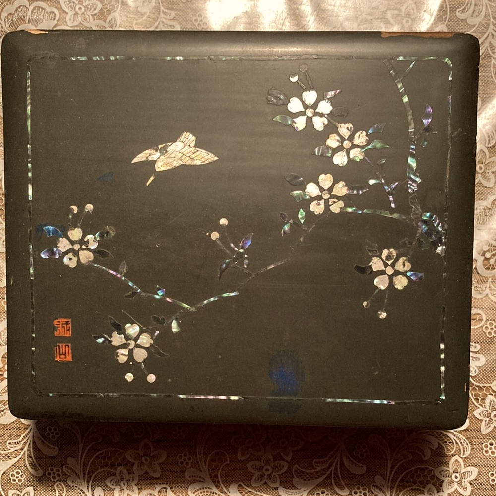 VTG ASIAN BLACK LACQUER JEWEL BOX w/MOP inlaid. $39